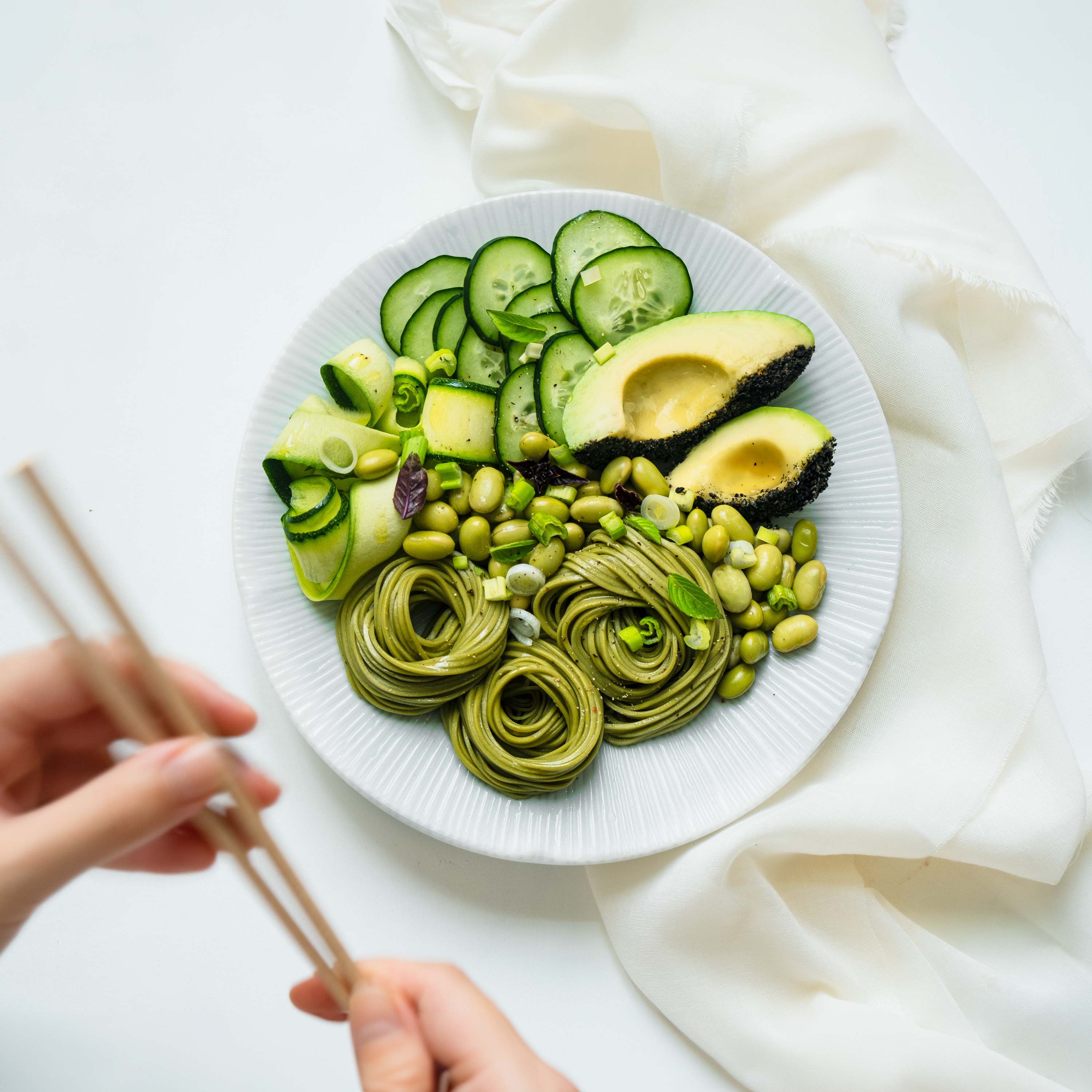 Green bowl : edamame, avocat au gomasio et udon au matcha