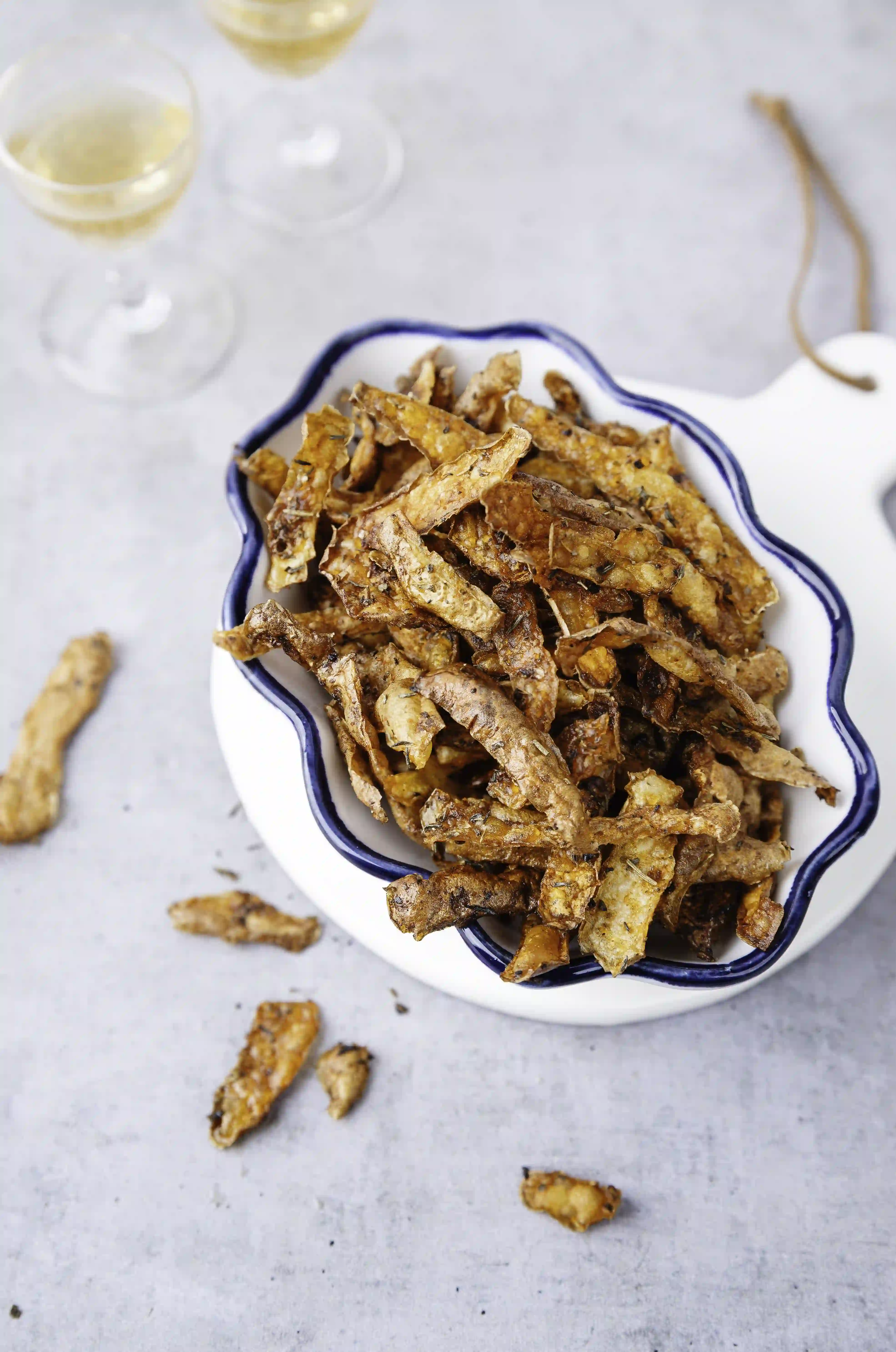 Chips de pelures de pommes de terre : la recette antigaspi croustillante