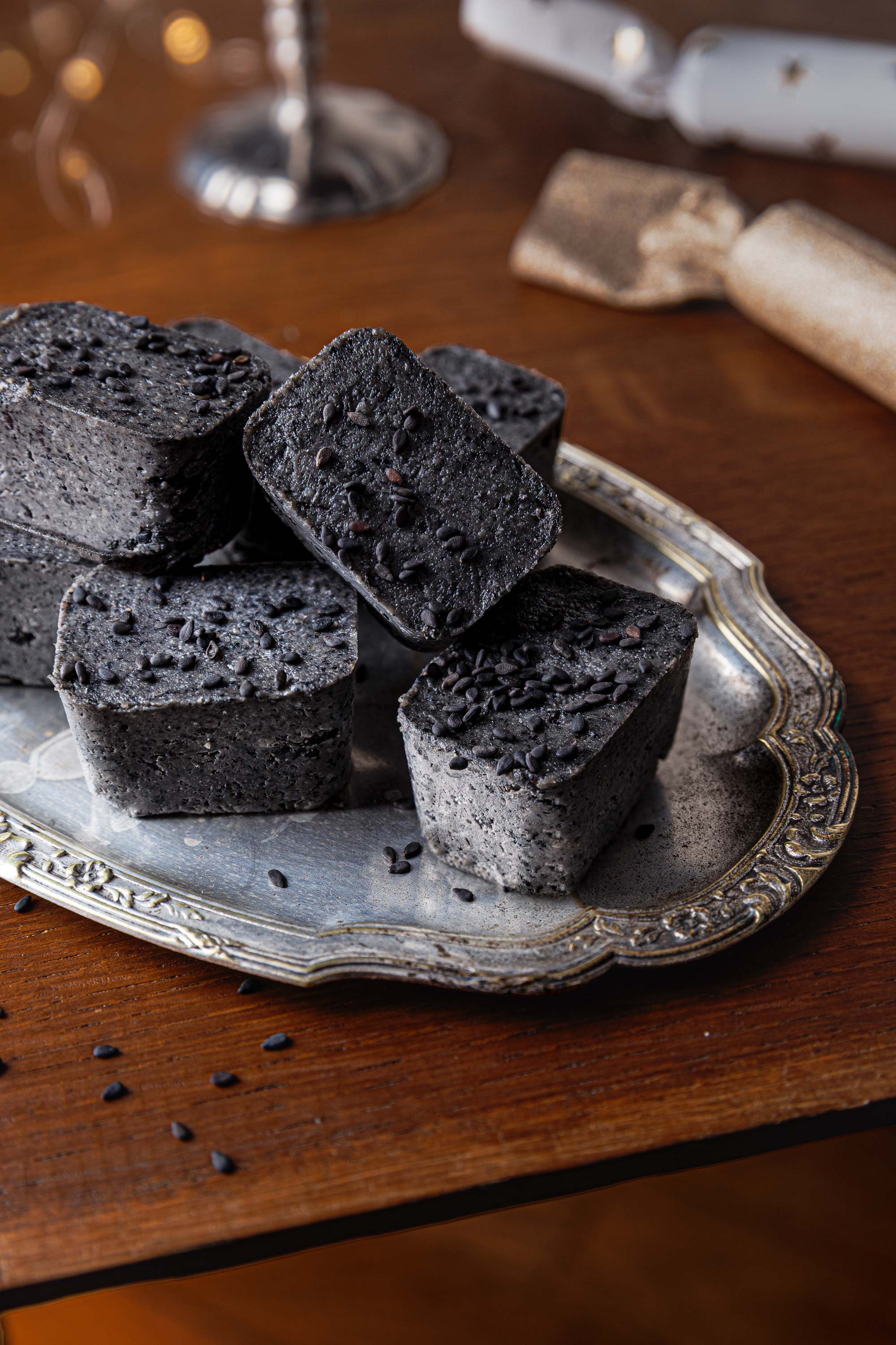 Bouchées glacées au sésame noir : la revisite végane des fudges sans cuisson