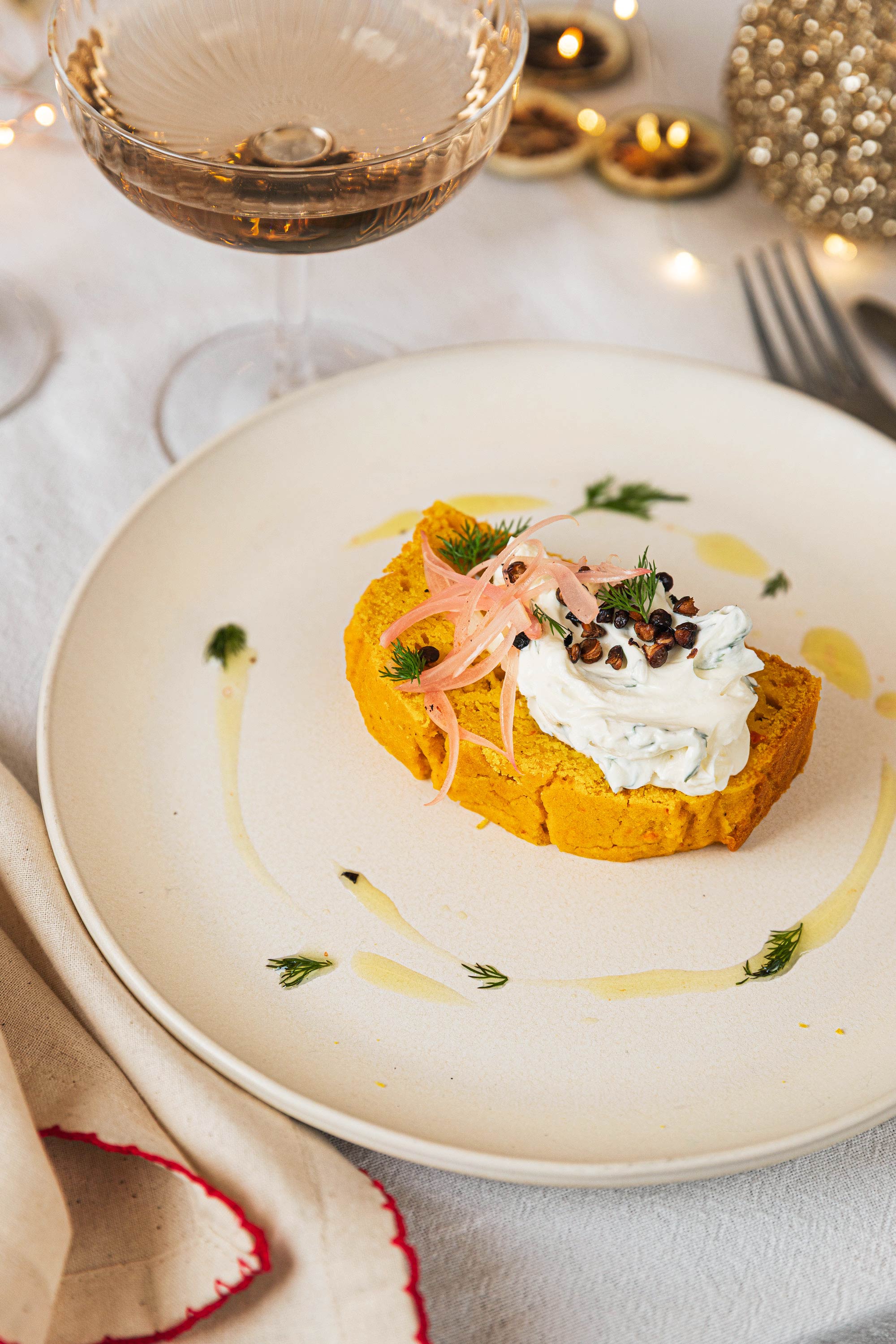 Pain de courge au maïs, crème herbacée au citron et caviar de chia