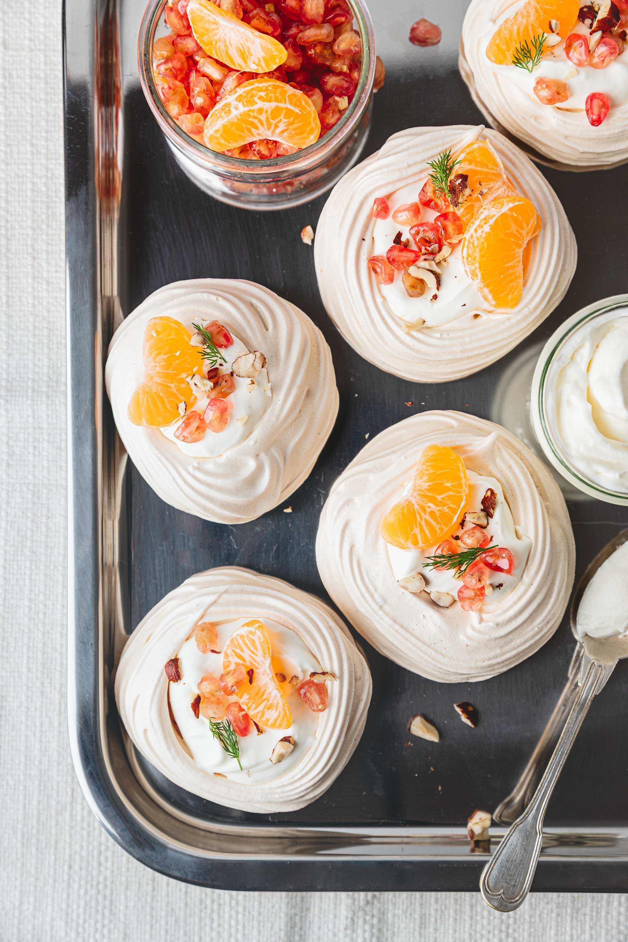 Pavlova de Noël à la grenade, clémentine et aneth