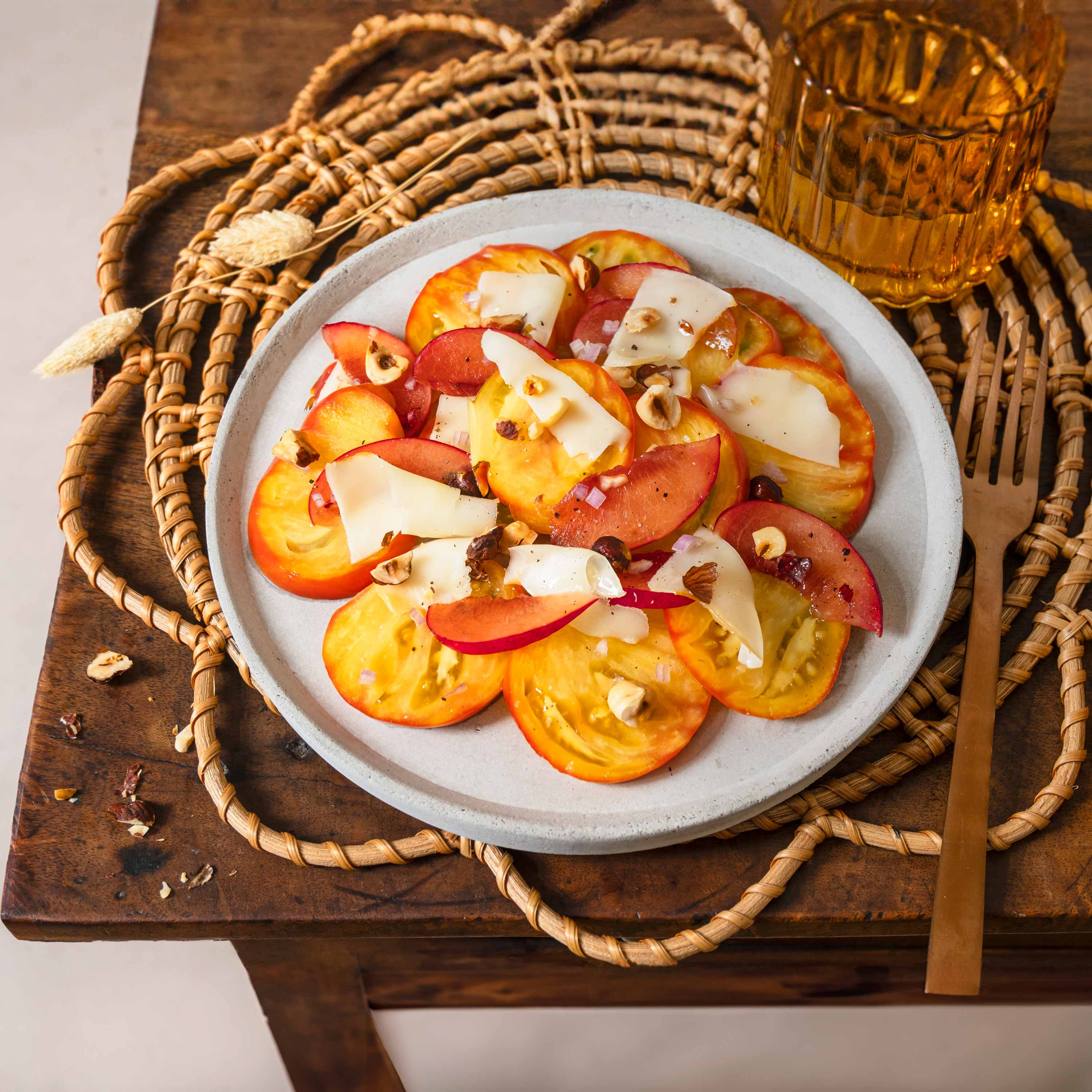 Salade de tomates ananas, prune et scamorza fumée