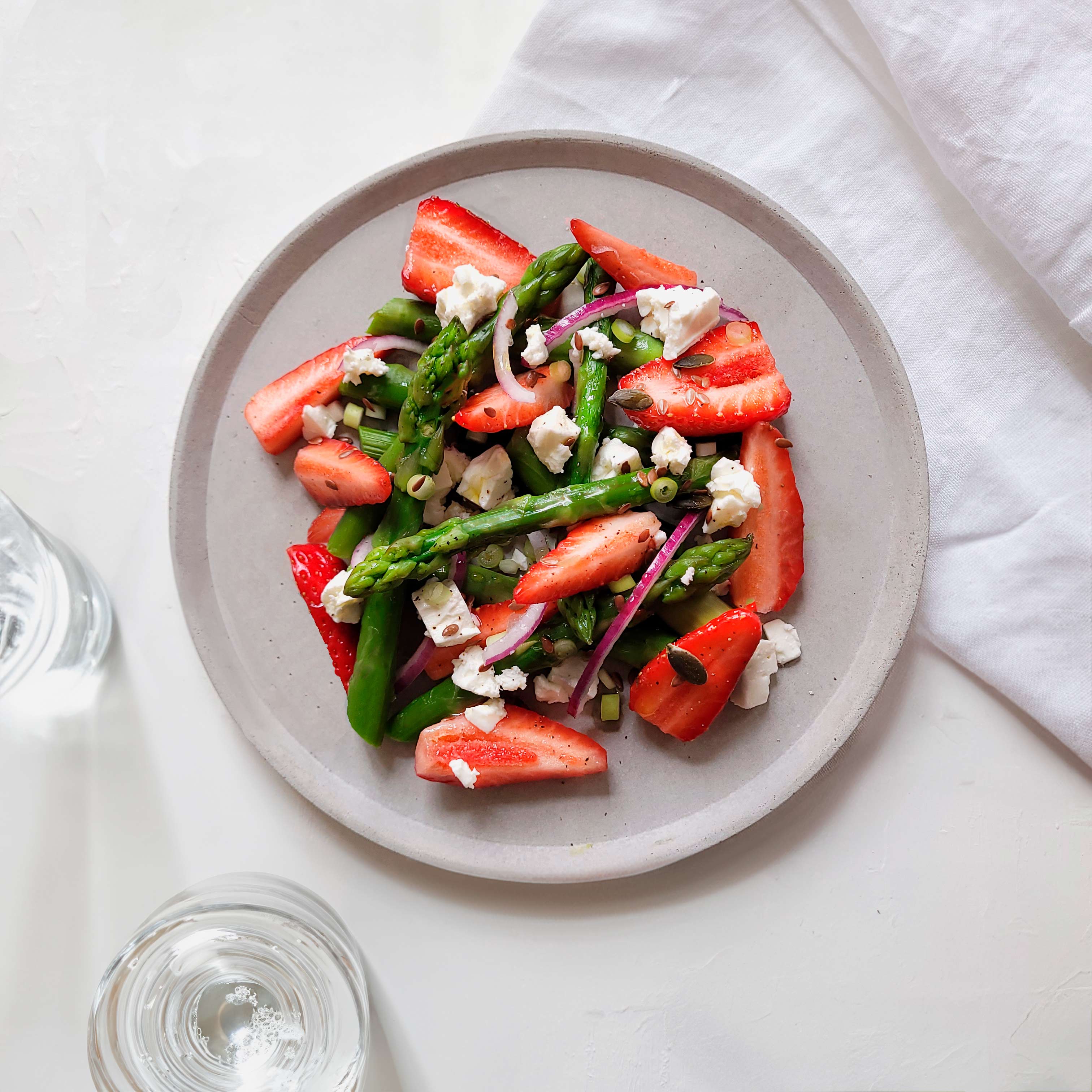 Salade d'asperges, fraises et féta