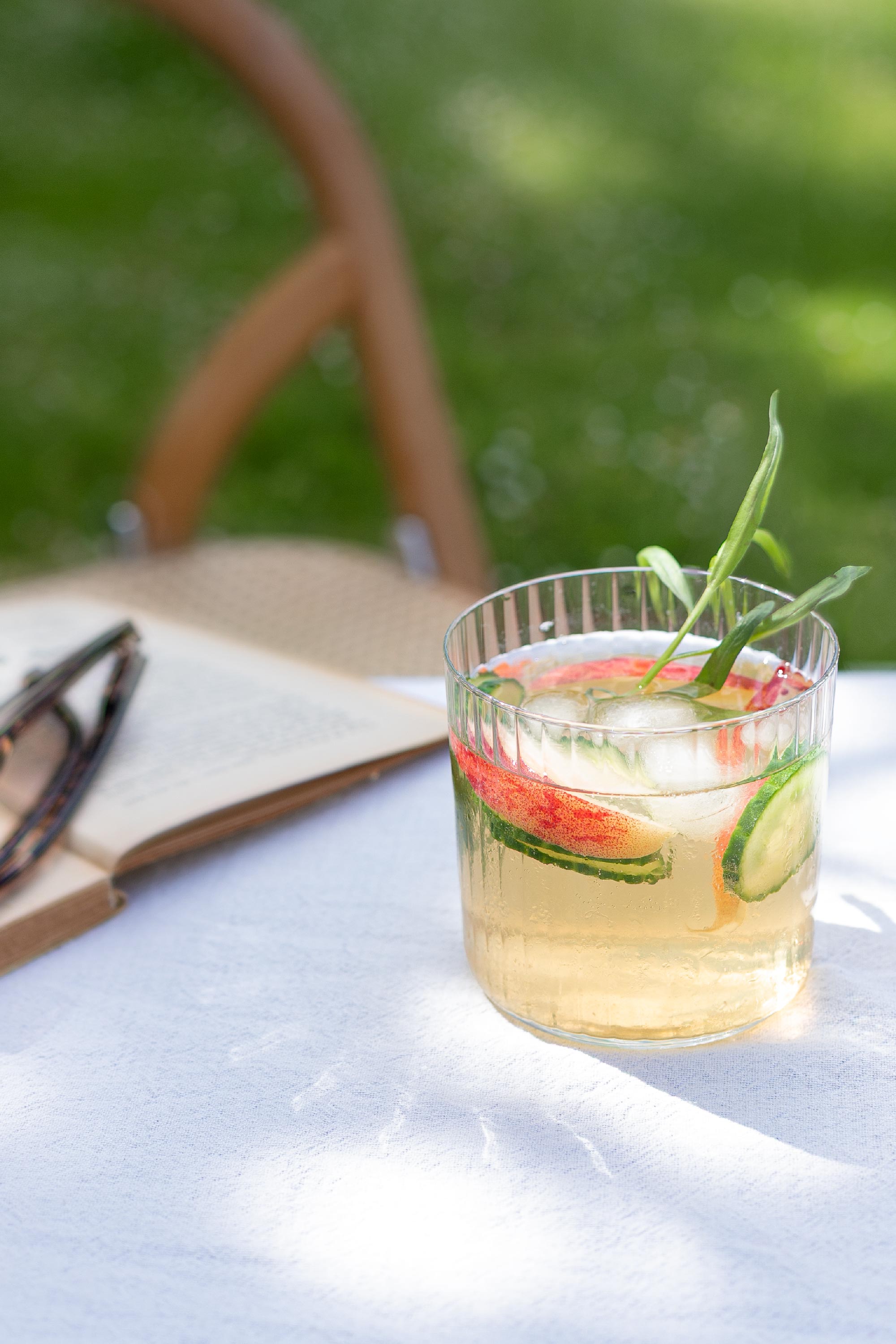 Mocktail glacé à la pêche, concombre et estragon