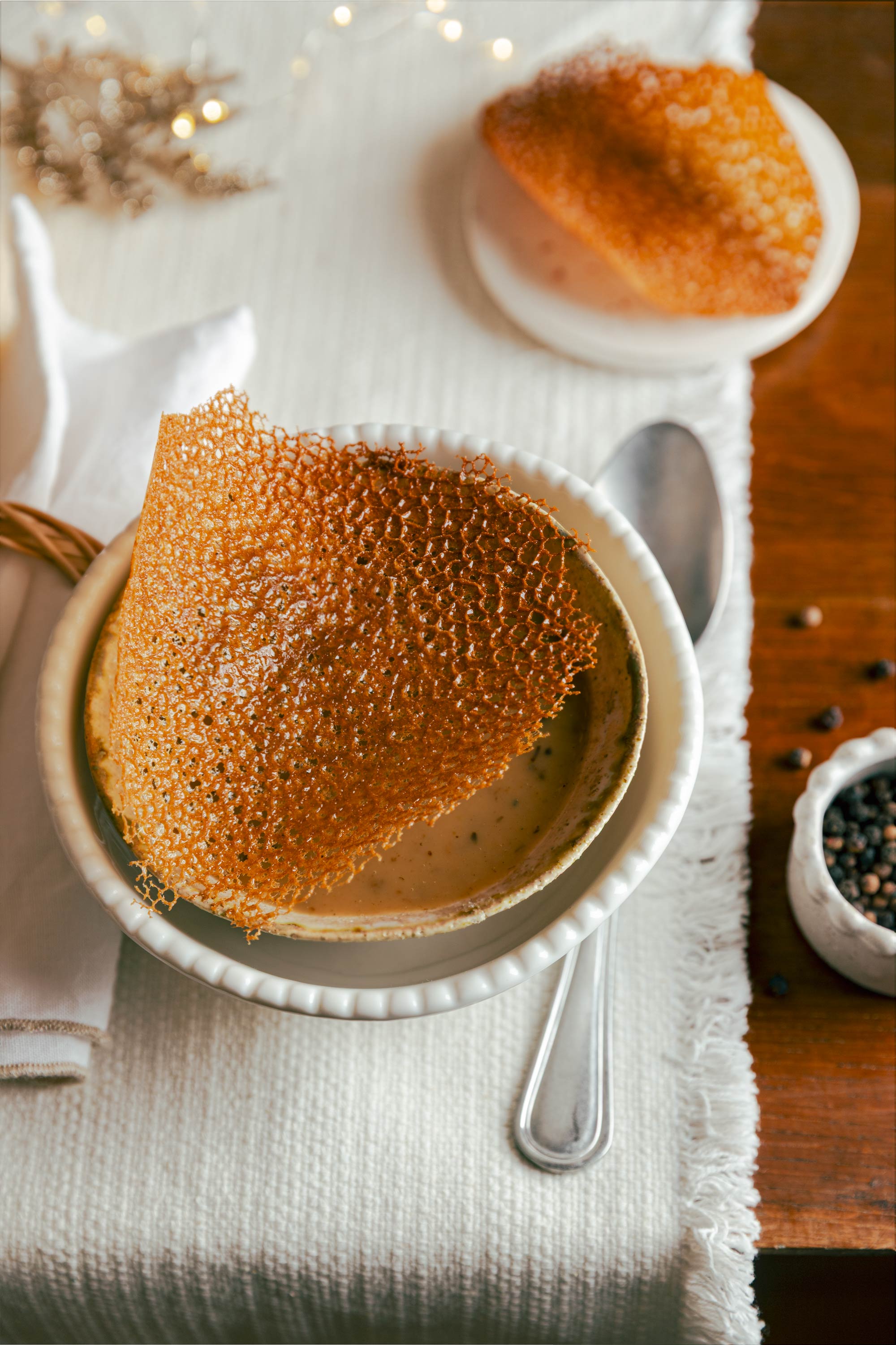 Crème de châtaignes, cèpes et miso, tuile de cèpes