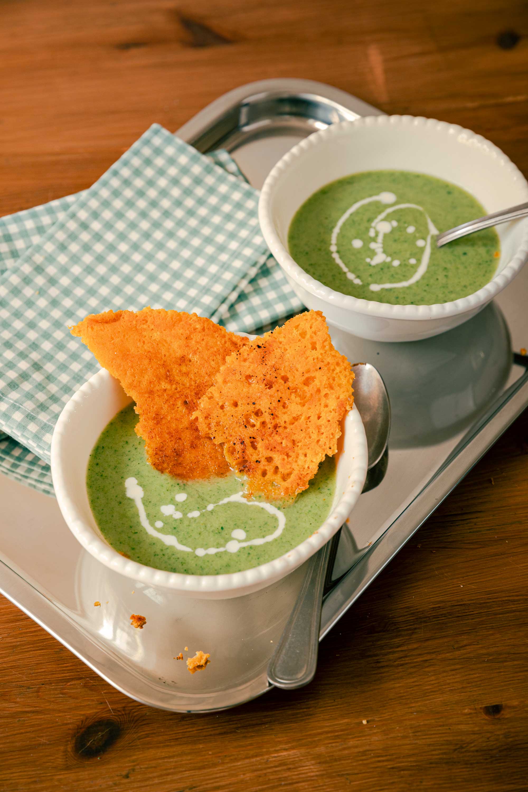 Soupe de brocoli et tuile de cheddar croustillante